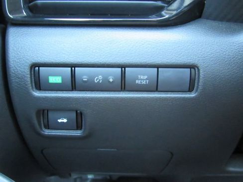 Used 2025 Nissan Sentra SV image 34