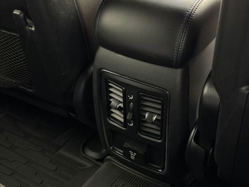 Used 2019 Jeep Grand Cherokee Laredo image 31