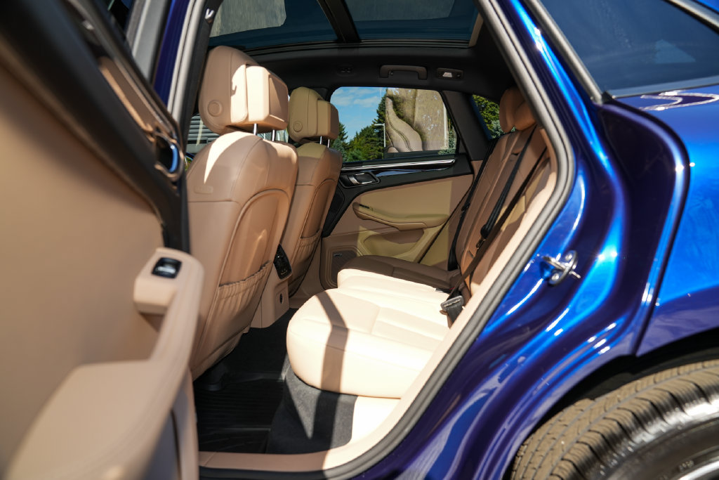 Certified 2026 Porsche Macan AWD/4WD image 32