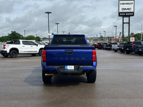 Used 2025 Toyota Tacoma TRD Sport AWD/4WD image 5