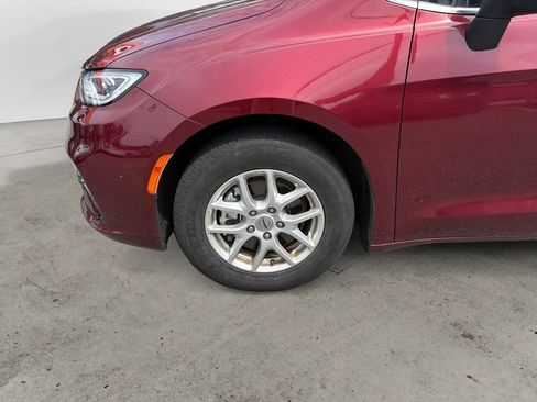 Used 2023 Chrysler Pacifica Touring-L FWD image 14