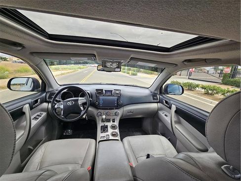 Used 2012 Toyota Highlander SE w/ Tow Pkg AWD/4WD image 11