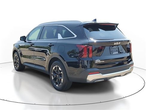 Used 2024 Kia Sorento S image 3