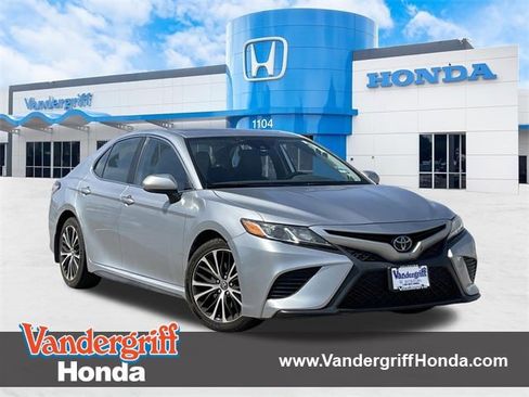 Used 2020 Toyota Camry SE image 1