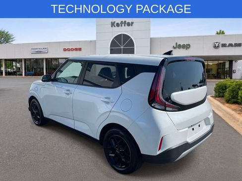 Used 2023 Kia Soul LX w/ LX Technology Package FWD image 4