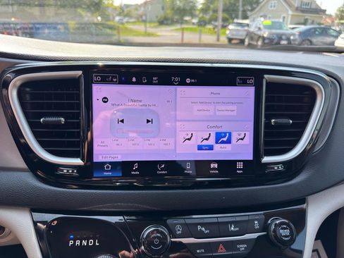 Used 2023 Chrysler Pacifica Touring-L FWD image 25