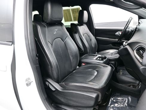 Used 2021 Chrysler Pacifica Touring-L w/ Uconnect Theater Family Group image 13