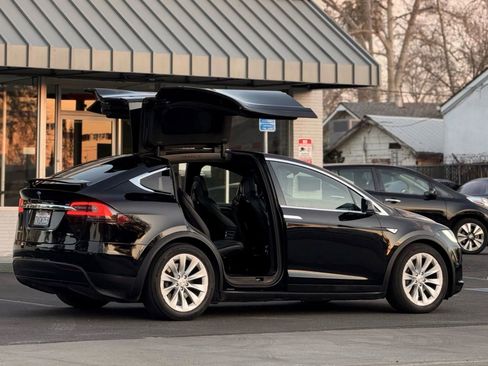Used 2016 Tesla Model X 75D image 8