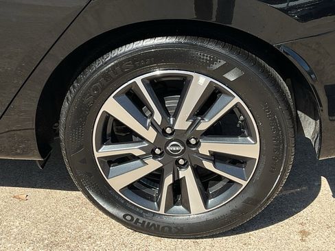 Used 2025 Nissan Versa SV image 8