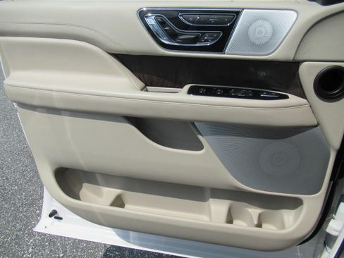 Used 2019 Lincoln Navigator Reserve AWD/4WD image 21