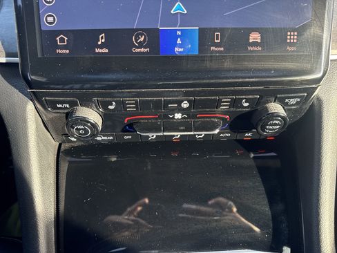 Used 2024 Jeep Grand Cherokee Limited w/ Black Appearance Package image 19