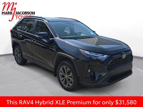 Used 2022 Toyota RAV4 XLE Premium image 5
