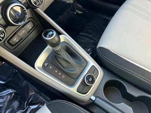 Used 2024 Hyundai Venue SEL image 24