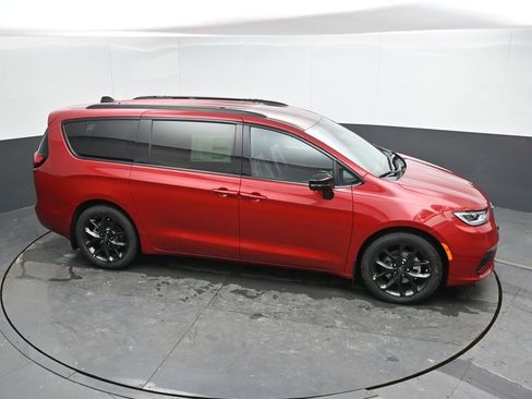 New 2026 Chrysler Pacifica Select w/ S Appearance Package FWD image 33
