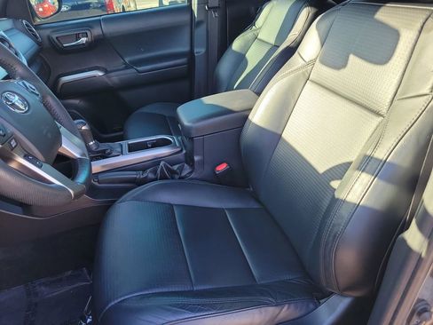 Used 2021 Toyota Tacoma Limited image 19