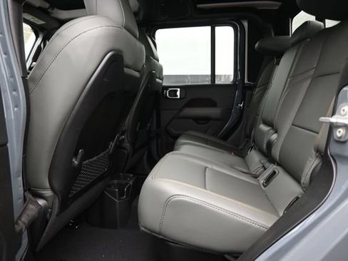 Used 2025 Jeep Gladiator Mojave AWD/4WD image 9