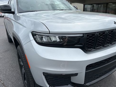 Used 2025 Jeep Grand Cherokee L Limited w/ Black Appearance Package AWD/4WD image 43