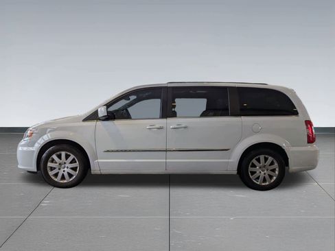 Used 2015 Chrysler Town & Country Touring image 3