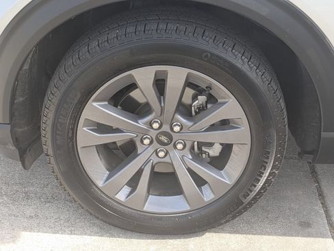 Used 2023 Ford Explorer XLT w/ Equipment Group 202A AWD/4WD image 7