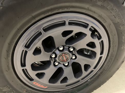 Used 2025 Nissan Frontier PRO-4X w/ Pro Convenience Package image 9