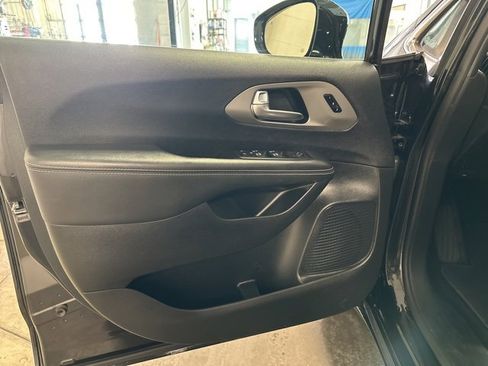 Used 2025 Chrysler Pacifica Select image 9