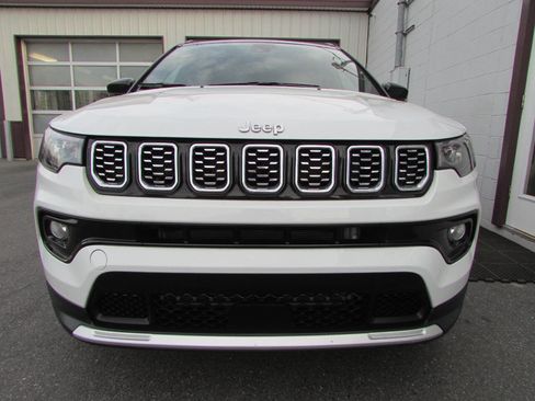 Used 2025 Jeep Compass Limited AWD/4WD image 2