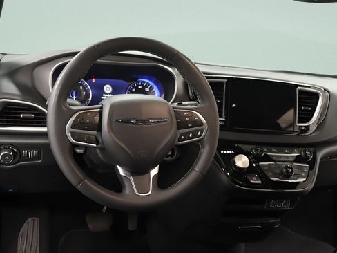 Used 2025 Chrysler Pacifica Select FWD image 9