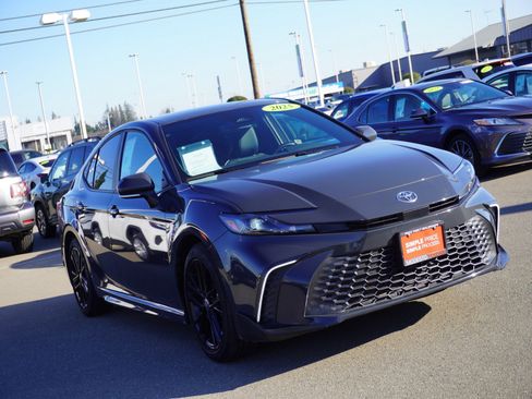 Used 2025 Toyota Camry SE image 1