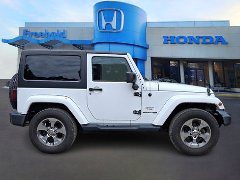 Used 2018 Jeep Wrangler Sahara w/ Connectivity Group AWD/4WD image 7