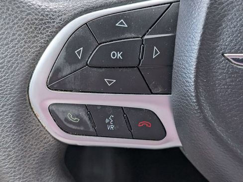 Used 2017 Chrysler Pacifica Touring FWD image 13