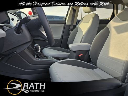 Used 2024 Volkswagen Taos SE image 11