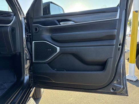 Used 2023 Jeep Wagoneer L Series III w/ Preferred Equipment Group image 28