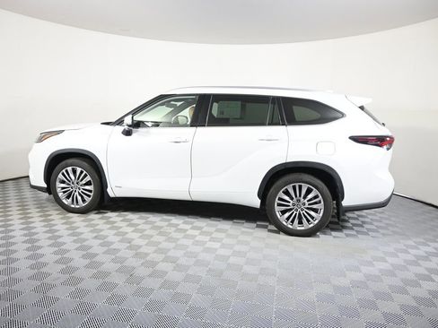 Used 2025 Toyota Highlander Platinum AWD/4WD image 3