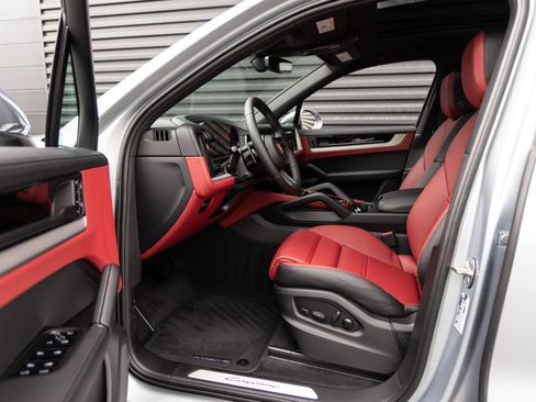 Certified 2026 Porsche Cayenne AWD/4WD image 23