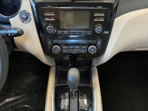 Used 2016 Nissan Rogue SV image 25