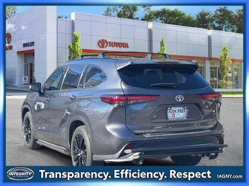 Certified 2023 Toyota Highlander XSE image 8