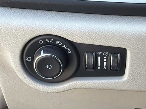 Used 2023 Chrysler Pacifica Touring-L image 15