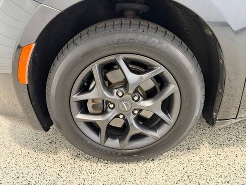 Used 2018 Chrysler Pacifica Touring-L w/ Premium Audio Group FWD image 39
