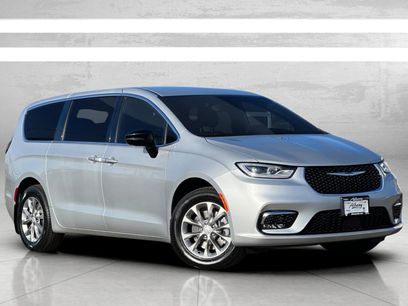 New 2026 Chrysler Pacifica Select