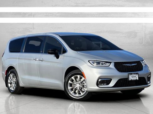 New 2026 Chrysler Pacifica Select image 2