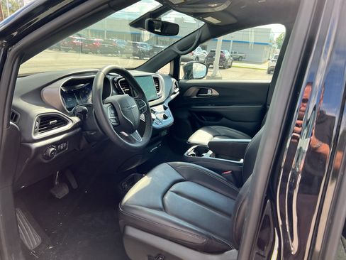 Used 2025 Chrysler Pacifica Select FWD image 9