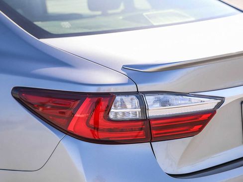 Used 2016 Lexus ES 300h w/ Ultra Luxury Package FWD image 9