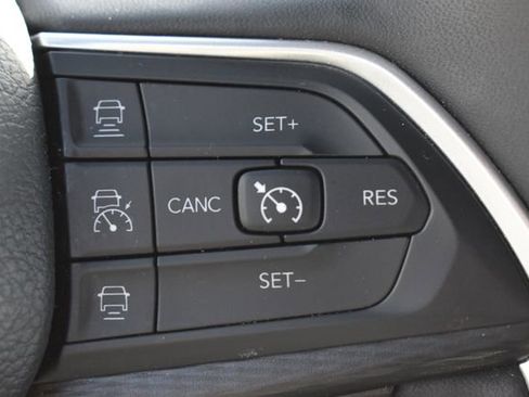 Used 2023 Jeep Grand Cherokee L Laredo image 26