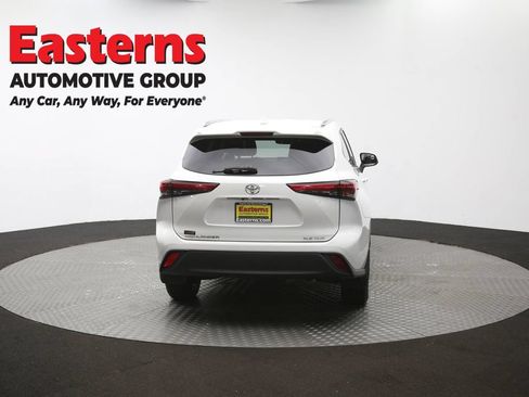 Used 2021 Toyota Highlander XLE AWD/4WD image 39