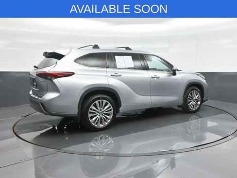 Used 2022 Toyota Highlander Platinum AWD/4WD image 7