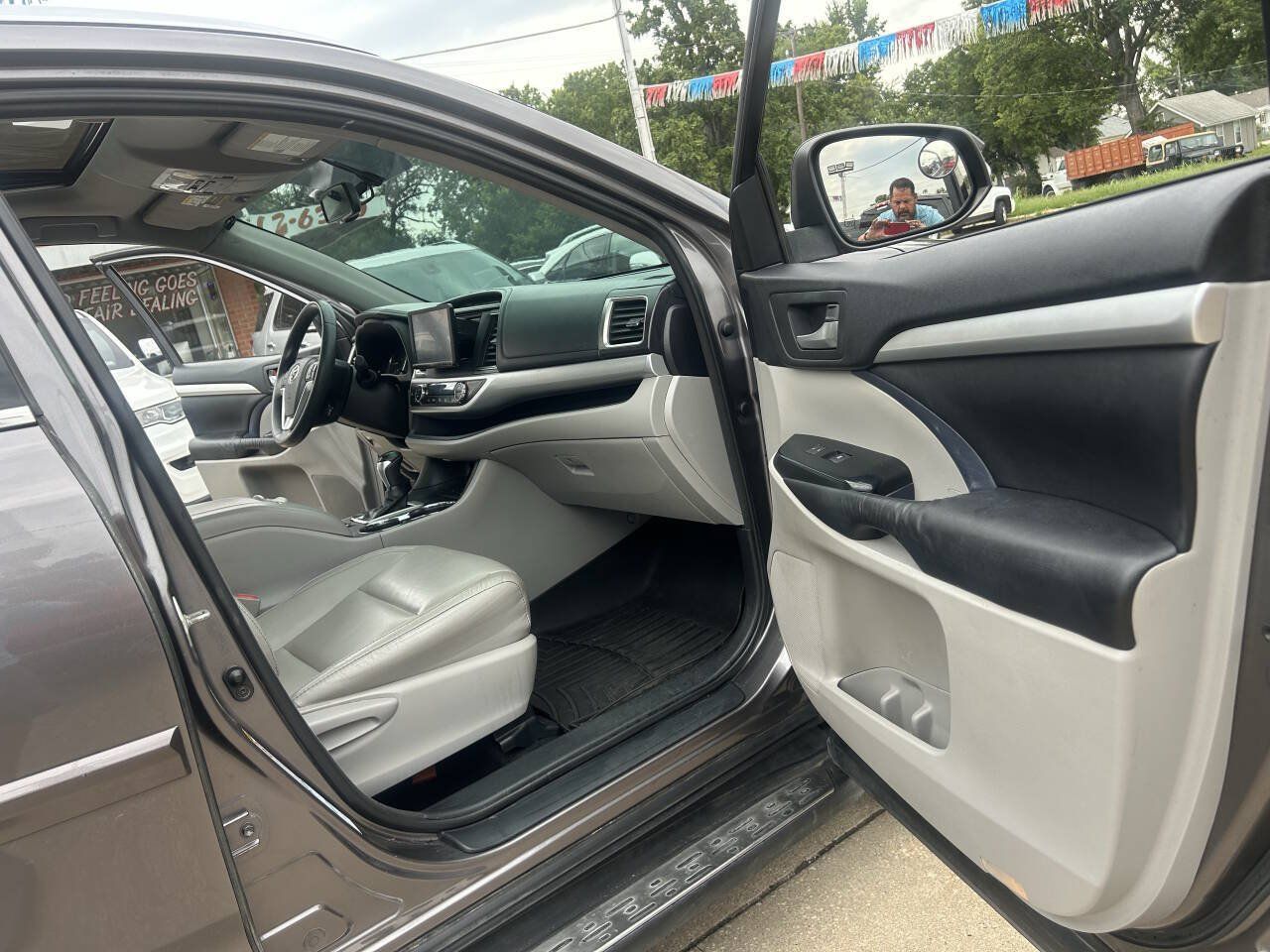 Used 2016 Toyota Highlander XLE AWD/4WD image 24