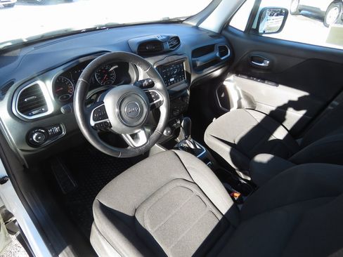 Used 2019 Jeep Renegade Latitude w/ Cold Weather Group image 11