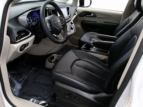 Used 2024 Chrysler Pacifica Touring-L FWD image 12