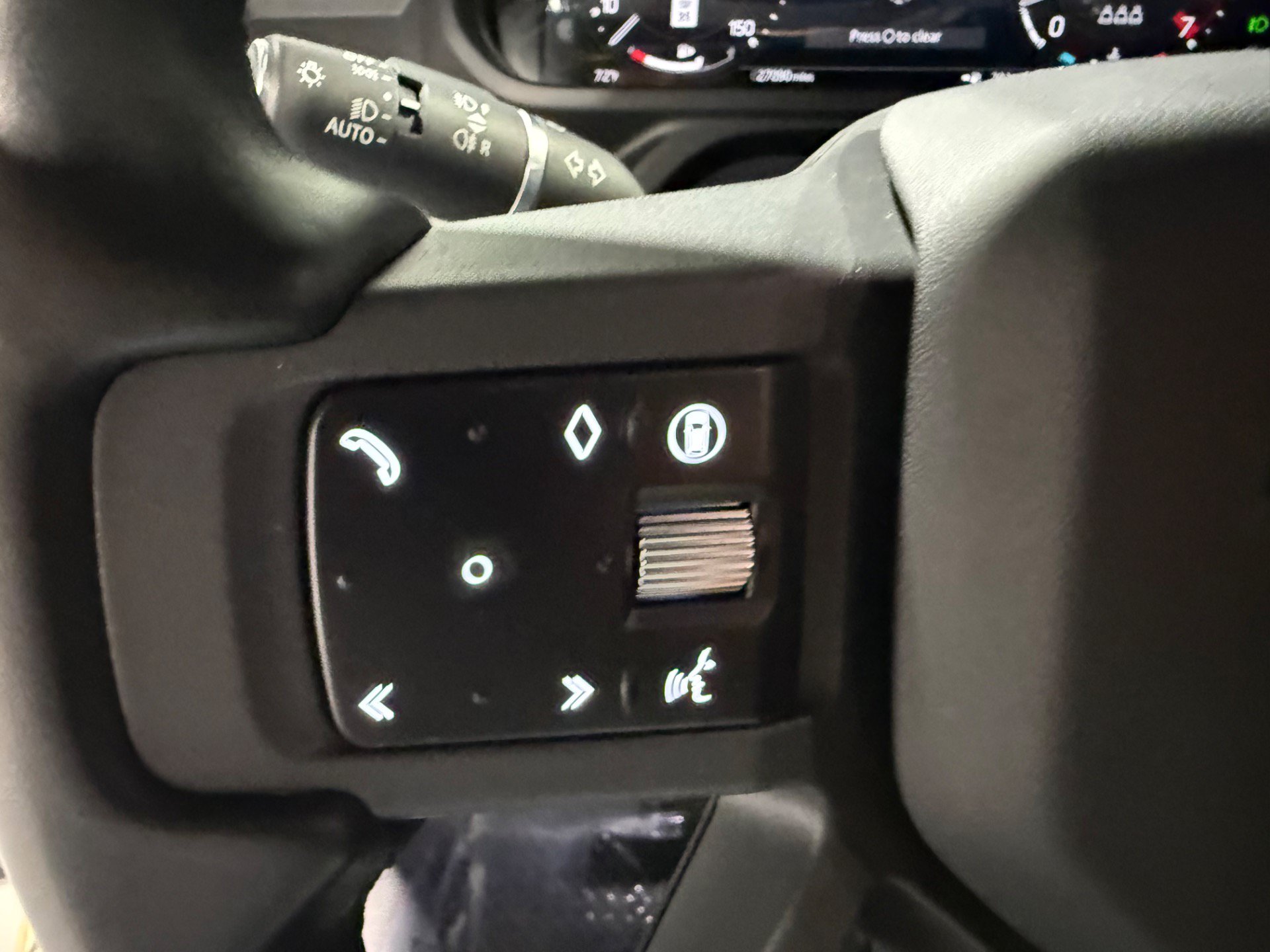Used 2025 Land Rover Defender 110 X-Dynamic SE AWD/4WD image 29