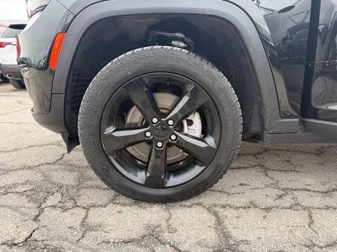 Used 2023 Jeep Grand Cherokee L Limited w/ Black Appearance Package image 37
